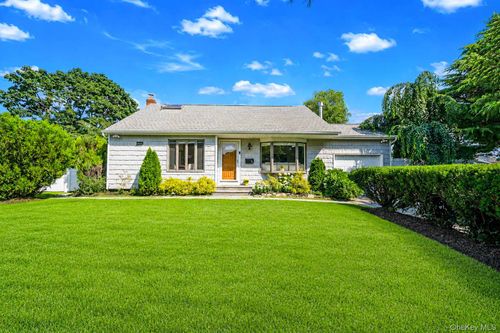 1 Rutgers St, Smithtown, NY, 11787-2216 | Card Image