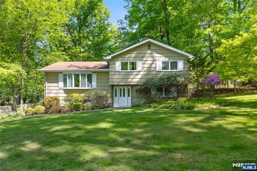568 Stellman Rd, River Vale, NJ, 07675-6126 | Card Image