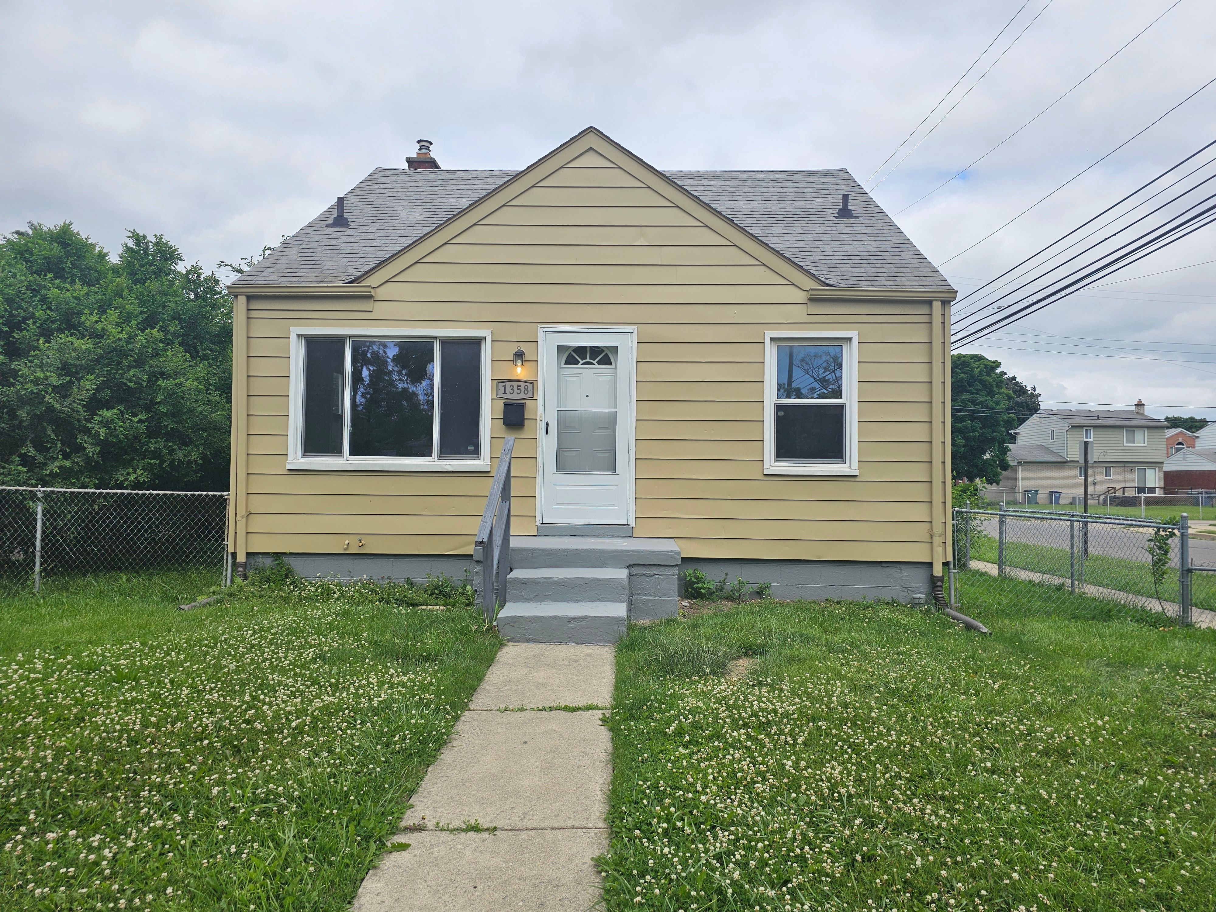 Wilson Ave, Lincoln Park, MI 48146