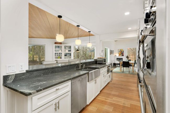 Custom kitchen centrally located | Image 16