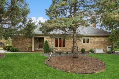 30 Pine Tree Lane, Townhouse with 2 bedrooms, 2 bathrooms and 2 parking in Burr Ridge IL | Image 2