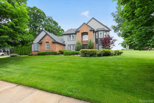 2333 Sandlewood Dr, White Lake, MI, 48383-3931 | Card Image