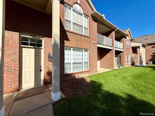 18107 Chesapeake Cir, Walled Lake, MI, 48390-5912 | Card Image