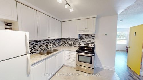 1448 Outlet Dr, Oshawa, ON, L1J7Z5 | Card Image