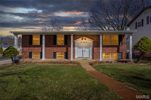 1051 Briarhurst Dr, Manchester, MO, 63021-6833 | Card Image
