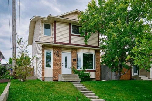 6827 37 Ave Ne, Calgary, AB, T1Y4Y7 | Card Image