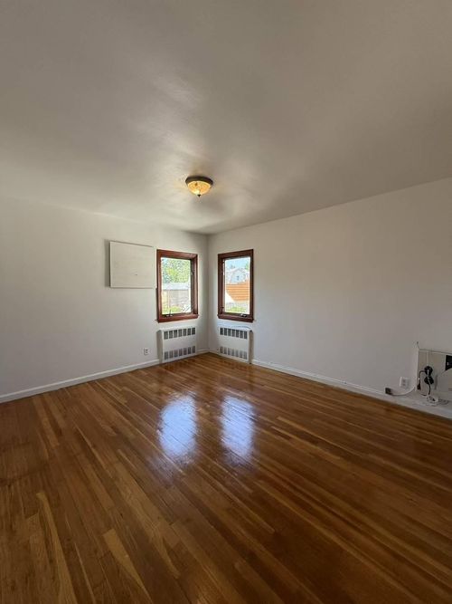 2f-18803 42nd Ave, Flushing, NY, 11358-2801 | Card Image