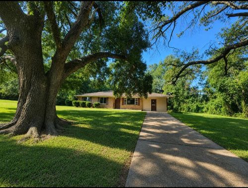 907 W Hinton Ave, Lumberton, MS, 39455-2119 | Card Image