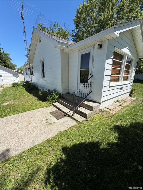 1031 E Pine Ave, Mount Morris, MI, 48458-1607 | Card Image