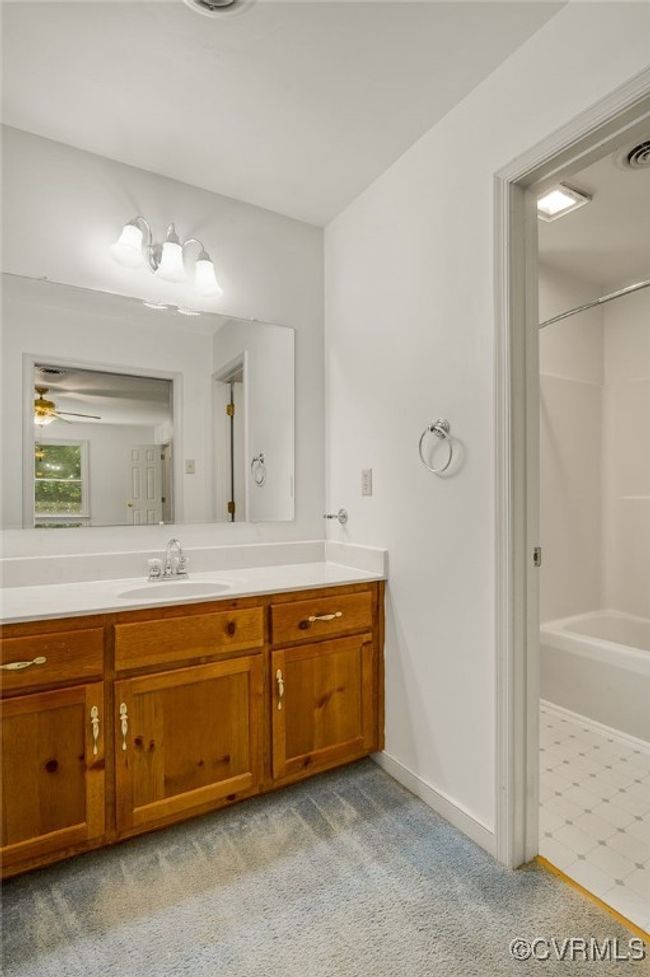 Vanity Area- Primary | Image 26