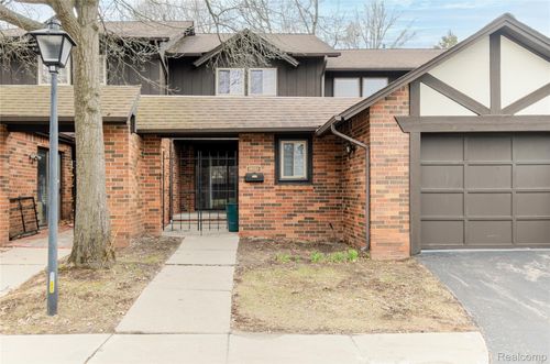 29332 Wellington Rd W, Southfield, MI, 48034-4572 | Card Image