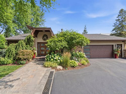 4749 Tara Ct, West Bloomfield, MI, 48323-3646 | Card Image