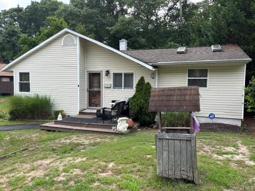 4 Wildwood Trl, Riverhead, NY, 11901-3426 | Card Image