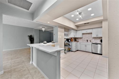 apt-235-5200 Keller Springs Rd, Dallas, TX, 75248-2740 | Card Image