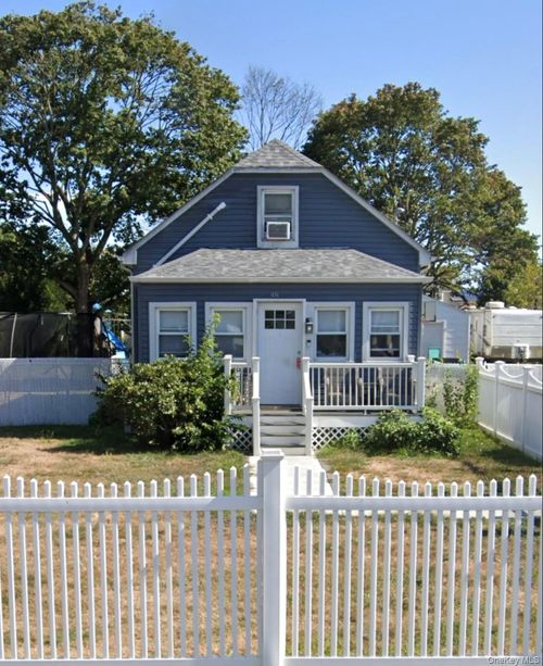 48 Farmers Ave, Lindenhurst, NY, 11757-2135 | Card Image