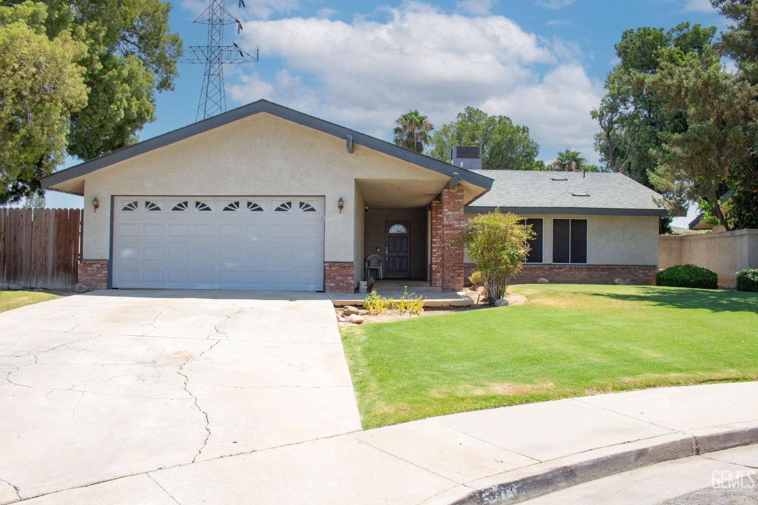 Sierraglen Ct, Bakersfield, CA 93306