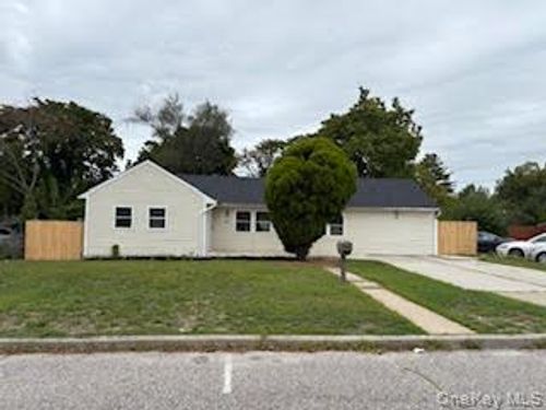37 E Maple St, Central Islip, NY, 11722-3127 | Card Image