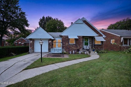 426 Berlin Ave, Oregon, OH, 43616-2806 | Card Image