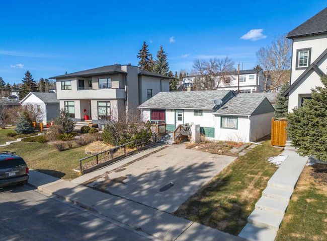 4508 21 Avenue Avenue Nw, Home with 2 bedrooms, 1 bathrooms and 4 parking in Calgary AB | Image 2