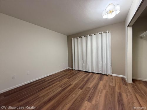 12372 Saint Andrews Way, Fenton, MI, 48430-8819 | Card Image