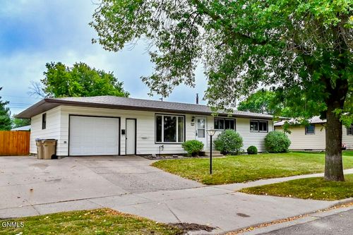 1837 10th St Sw, Minot, ND, 58701-6413 | Card Image