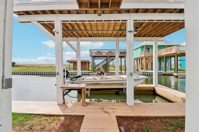 Boat house with lift | Image 38