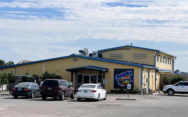 Just 2 blocks from the famous Top Water Grill and 8 blocks from fancy Pier 6 and Marina | Image 16
