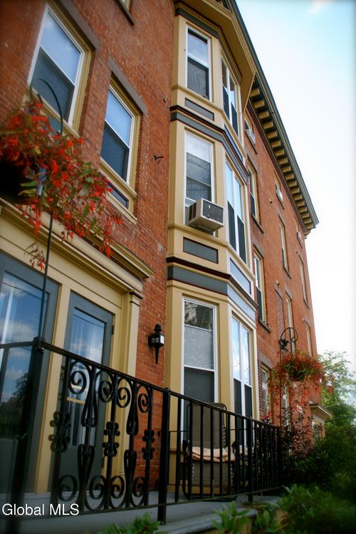 apt-4k-82 Circular St, Saratoga Springs, NY, 12866-4251 | Card Image