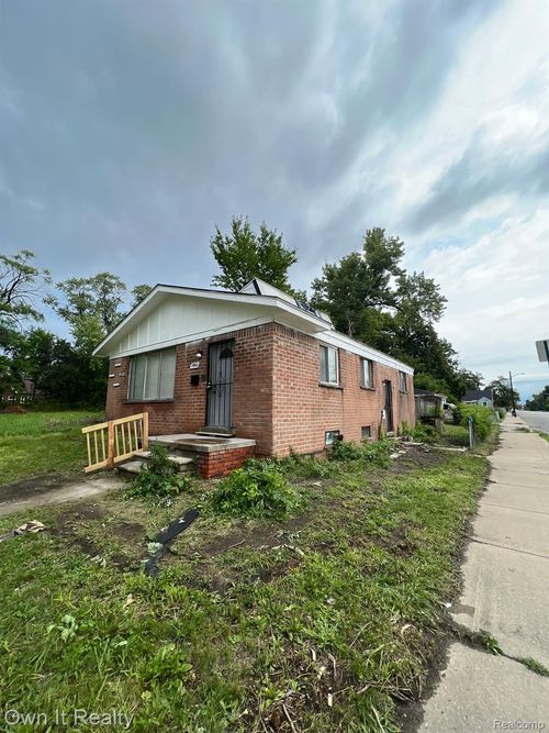 13900 Sussex St, Detroit, MI, 48227-2122 | Card Image