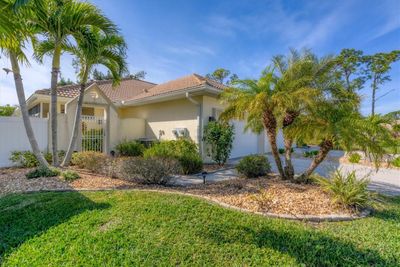 10767 Salvador Dali Circle, House other with 2 bedrooms, 2 bathrooms and null parking in Englewood FL | Image 3