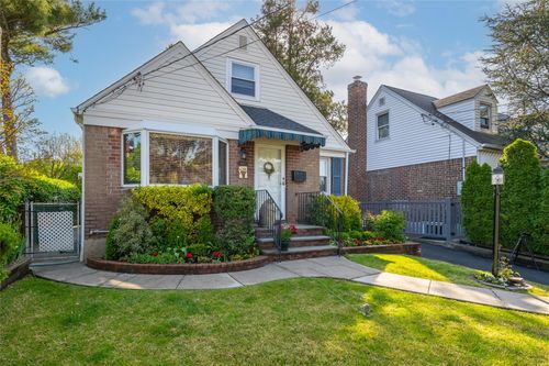 448 White Rd, Mineola, NY, 11501-1022 | Card Image