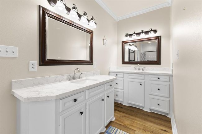 Primary Bathroom | Image 12