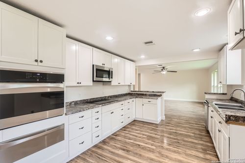 9160 Aqua Dr, Boerne, TX, 78006-5332 | Card Image