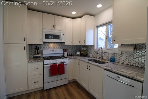 43 Doremus Ave, Waterford, MI, 48328-2814 | Card Image