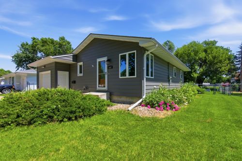 1607 S 6th St, ABERDEEN, SD, 57401-6821 | Card Image