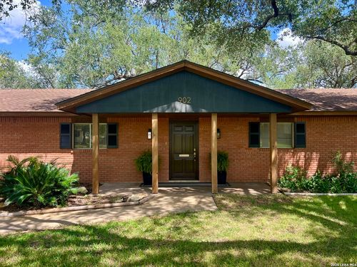 902 Oakridge Dr, Pleasanton, TX, 78064-2408 | Card Image