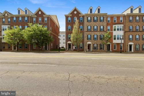 9581 Center St, MANASSAS, VA, 20110-5557 | Card Image