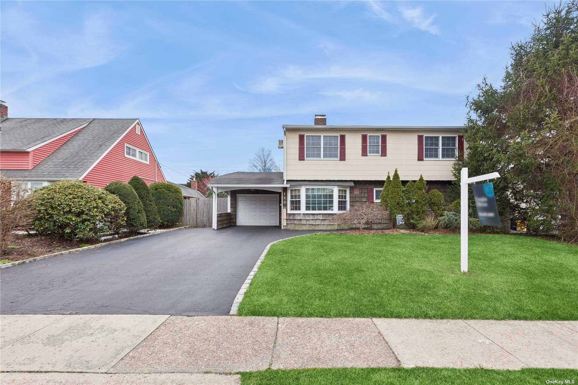 Blueberry Ln, Hicksville, NY 11801