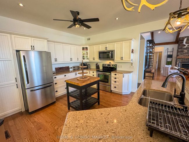 14 Charles Ave, House other with 5 bedrooms, 3 bathrooms and 6 parking in McKellar ON | Image 9