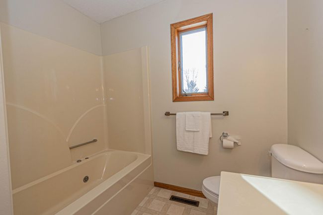 20-Main Floor Full Bath 1.jpg | Image 20
