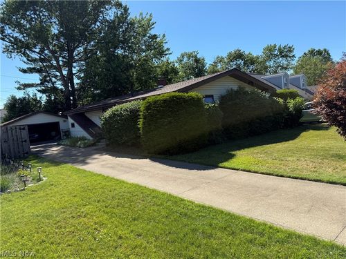 2174 Rockefeller Rd, Wickliffe, OH, 44092-2019 | Card Image