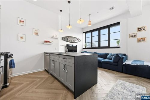 142 Charles St, Jersey City, NJ, 07307-3538 | Card Image