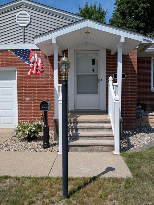 411 Cleveland St, Bad Axe, MI, 48413-1010 | Card Image