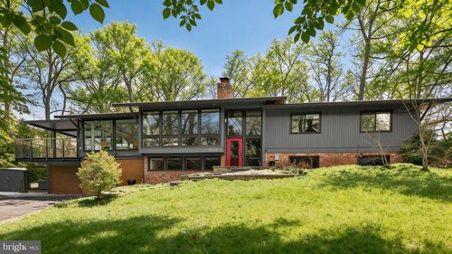 8518 Forest St, ANNANDALE, VA, 22003-3622 | Card Image