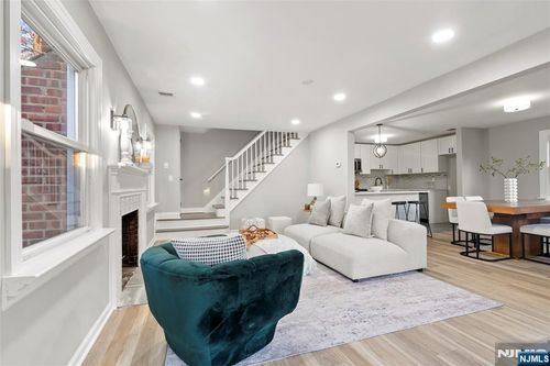 77 Chestnut Dr, Wayne, NJ, 07470-5713 | Card Image