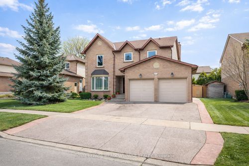 3215 Pinemeadow Dr, Burlington, ON, L7M2N6 | Card Image