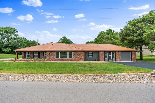 812 W Royle St, Richmond, MO, 64085-1544 | Card Image