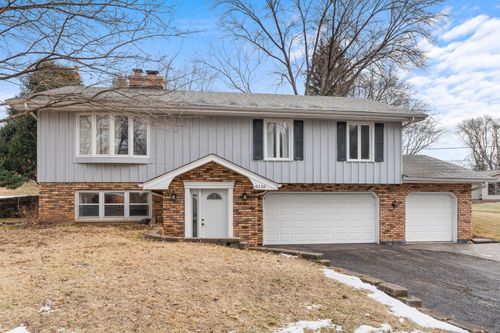 6116 Running Iron Dr, Crystal Lake, IL, 60012-1218 | Card Image
