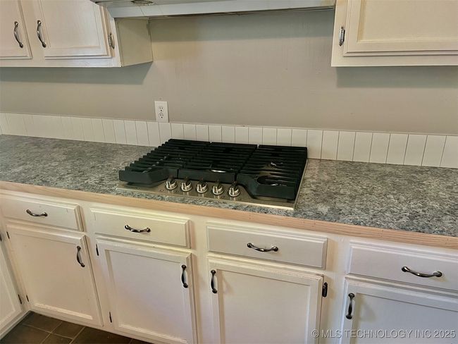 New counter tops and high-end gas cook top | Image 16