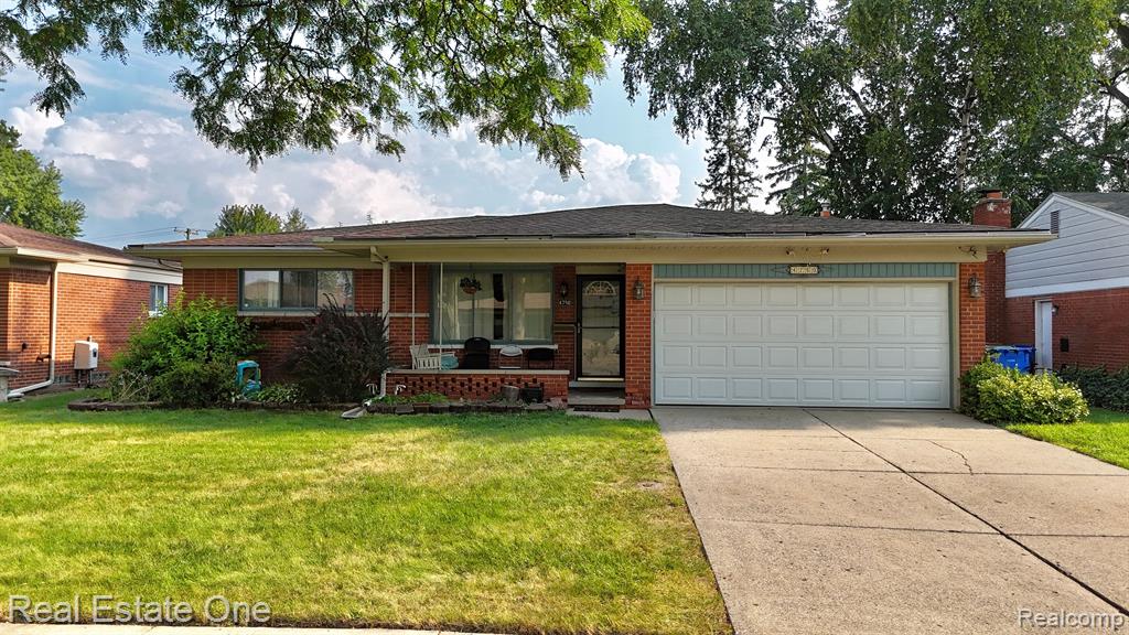 LA Chene Dr, Warren, MI 48092